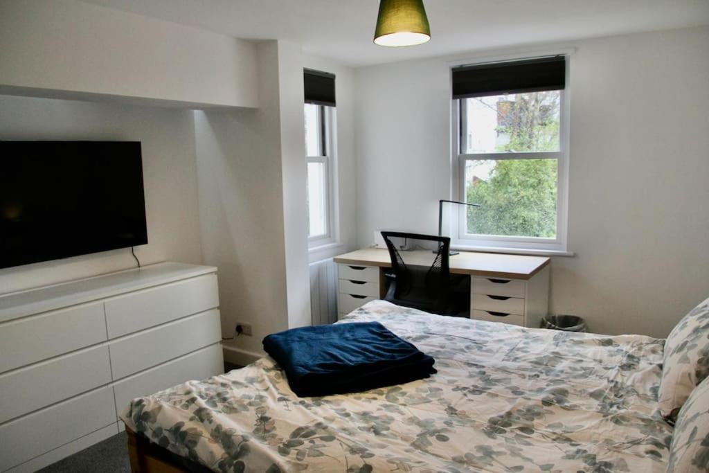 Vernon Place Town Centre, Vernon Cottage 3-Bed With Parking, 1A Vernon Court 2-Bed With Parking, 1B Studio No Parking, Off The High Street Next To Sandford Park Cheltenham Bagian luar foto