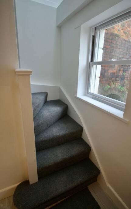 Vernon Place Town Centre, Vernon Cottage 3-Bed With Parking, 1A Vernon Court 2-Bed With Parking, 1B Studio No Parking, Off The High Street Next To Sandford Park Cheltenham Bagian luar foto