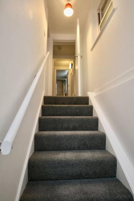 Vernon Place Town Centre, Vernon Cottage 3-Bed With Parking, 1A Vernon Court 2-Bed With Parking, 1B Studio No Parking, Off The High Street Next To Sandford Park Cheltenham Bagian luar foto
