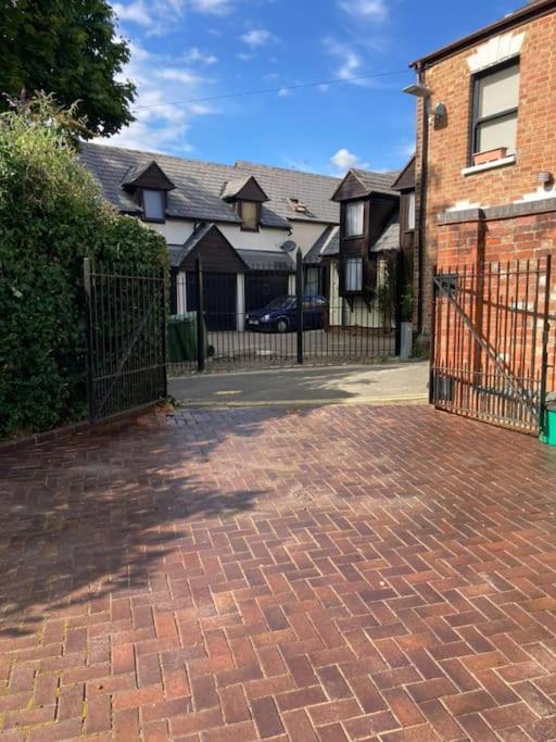 Vernon Place Town Centre, Vernon Cottage 3-Bed With Parking, 1A Vernon Court 2-Bed With Parking, 1B Studio No Parking, Off The High Street Next To Sandford Park Cheltenham Bagian luar foto