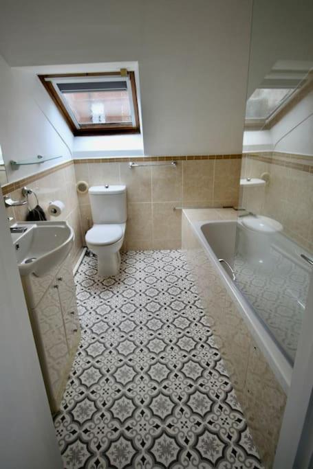 Vernon Place Town Centre, Vernon Cottage 3-Bed With Parking, 1A Vernon Court 2-Bed With Parking, 1B Studio No Parking, Off The High Street Next To Sandford Park Cheltenham Bagian luar foto