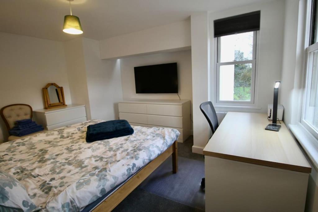 Vernon Place Town Centre, Vernon Cottage 3-Bed With Parking, 1A Vernon Court 2-Bed With Parking, 1B Studio No Parking, Off The High Street Next To Sandford Park Cheltenham Bagian luar foto