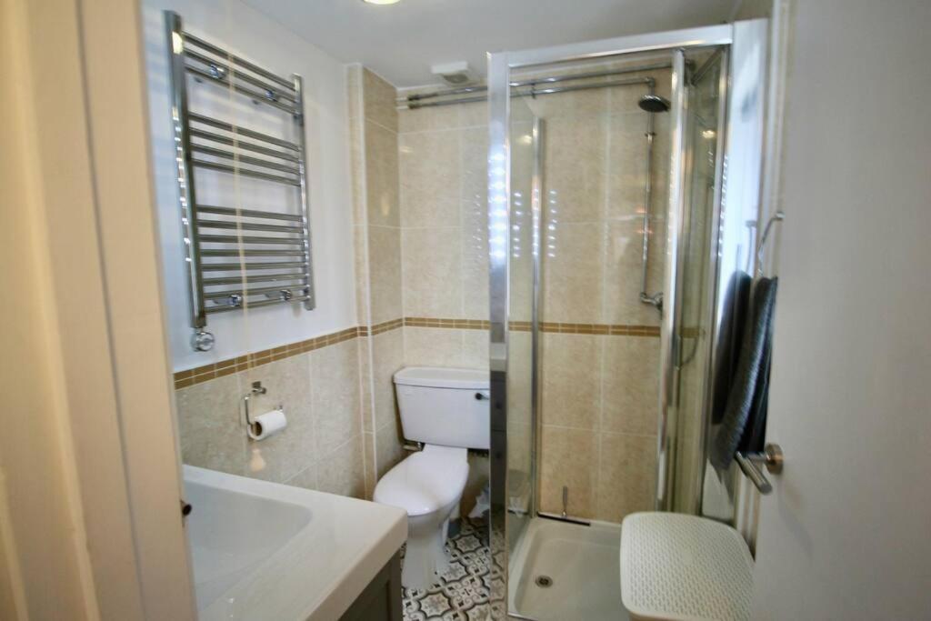 Vernon Place Town Centre, Vernon Cottage 3-Bed With Parking, 1A Vernon Court 2-Bed With Parking, 1B Studio No Parking, Off The High Street Next To Sandford Park Cheltenham Bagian luar foto