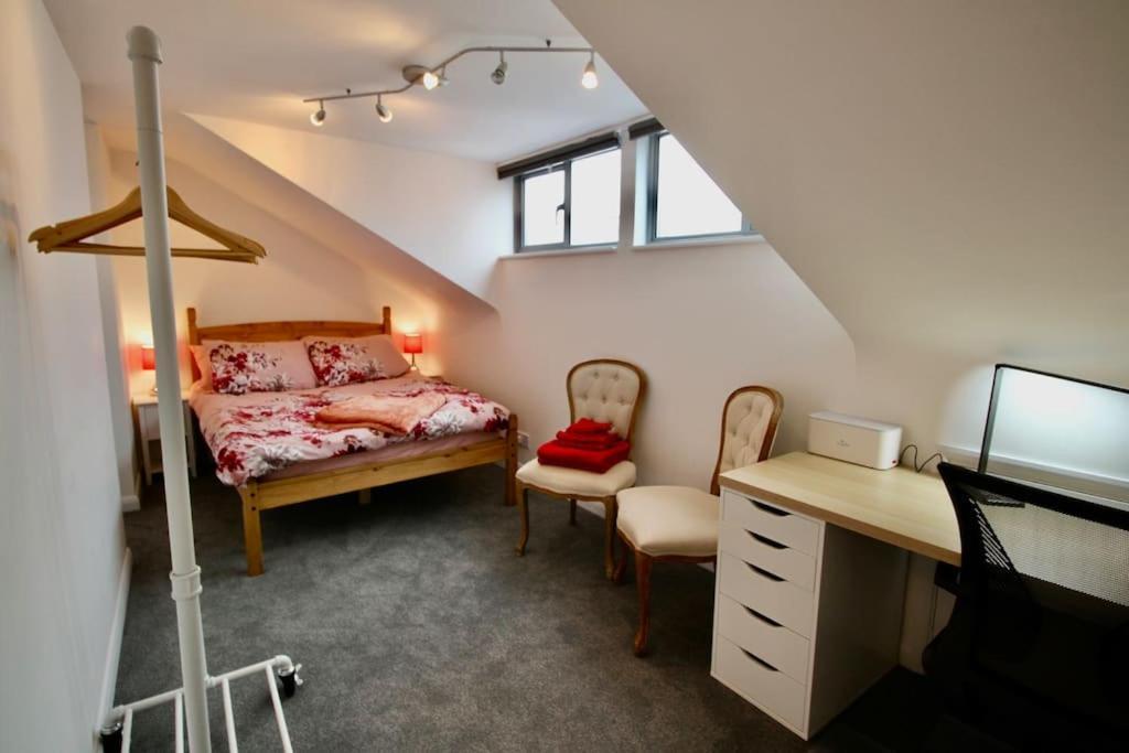 Vernon Place Town Centre, Vernon Cottage 3-Bed With Parking, 1A Vernon Court 2-Bed With Parking, 1B Studio No Parking, Off The High Street Next To Sandford Park Cheltenham Bagian luar foto