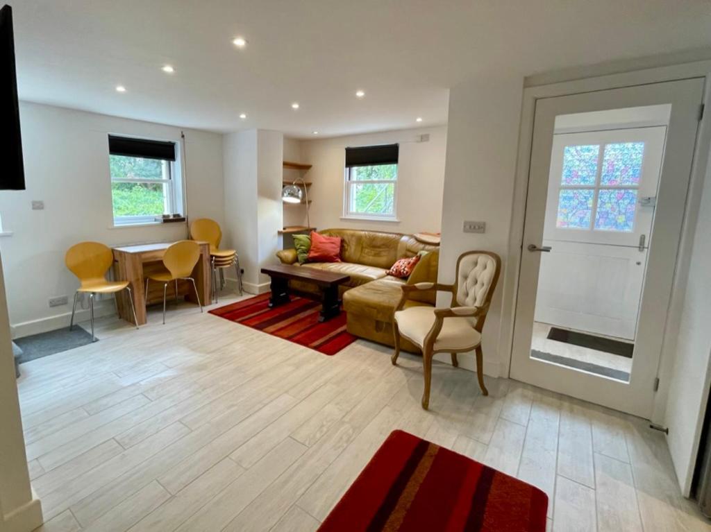 Vernon Place Town Centre, Vernon Cottage 3-Bed With Parking, 1A Vernon Court 2-Bed With Parking, 1B Studio No Parking, Off The High Street Next To Sandford Park Cheltenham Bagian luar foto