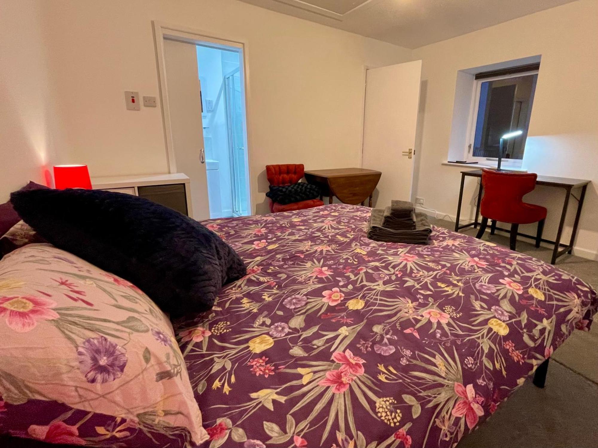 Vernon Place Town Centre, Vernon Cottage 3-Bed With Parking, 1A Vernon Court 2-Bed With Parking, 1B Studio No Parking, Off The High Street Next To Sandford Park Cheltenham Bagian luar foto