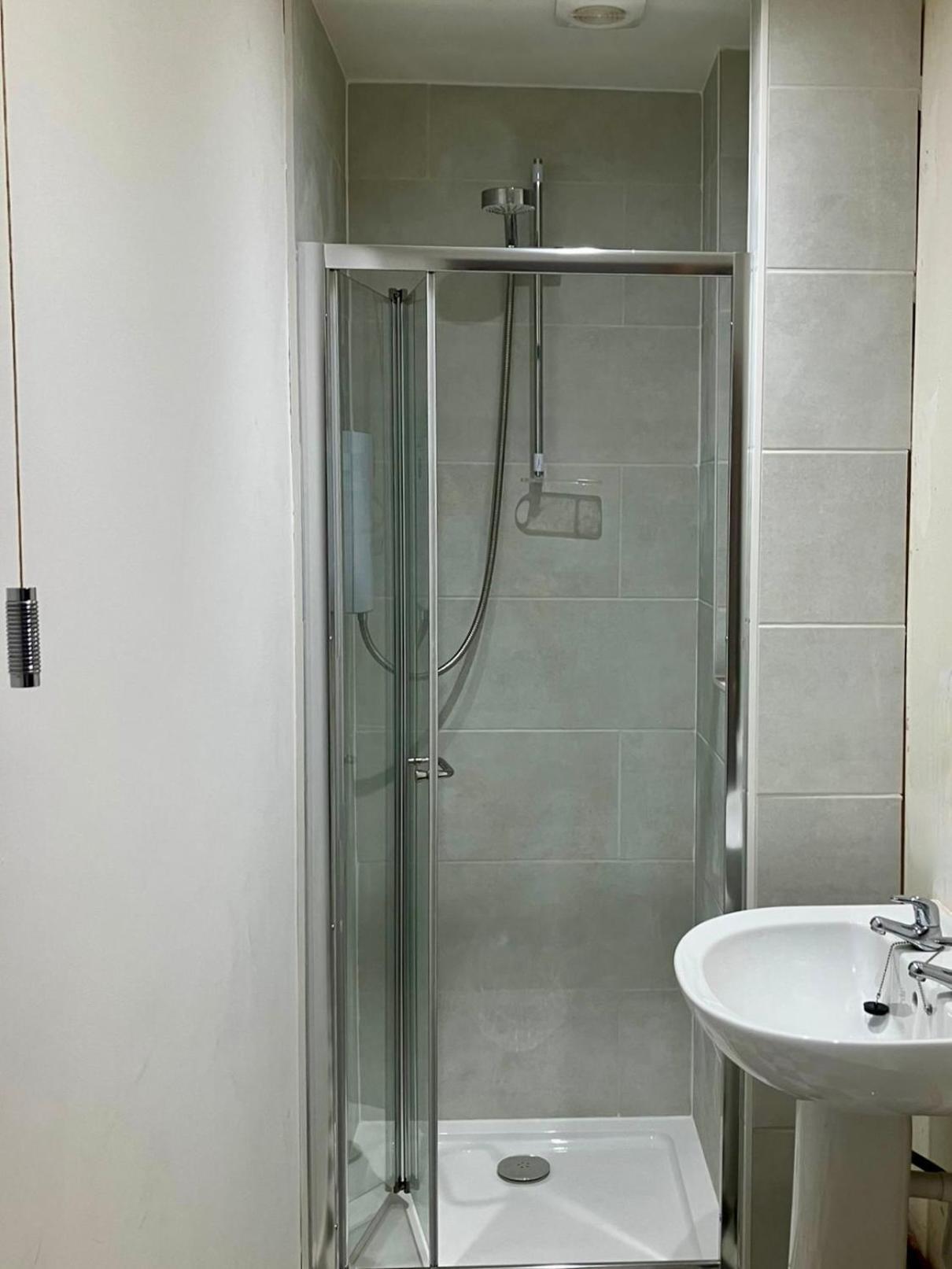 Vernon Place Town Centre, Vernon Cottage 3-Bed With Parking, 1A Vernon Court 2-Bed With Parking, 1B Studio No Parking, Off The High Street Next To Sandford Park Cheltenham Bagian luar foto