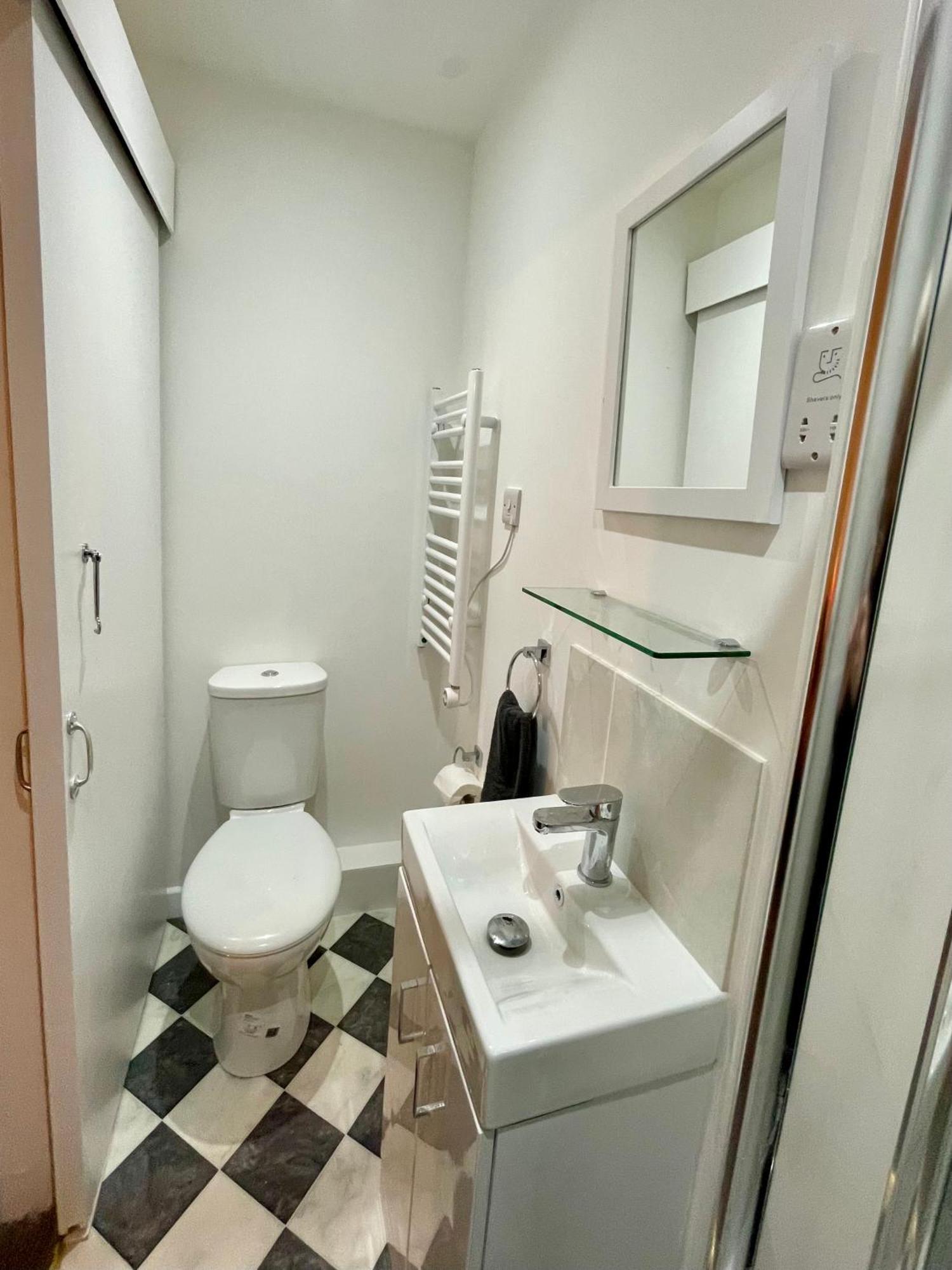 Vernon Place Town Centre, Vernon Cottage 3-Bed With Parking, 1A Vernon Court 2-Bed With Parking, 1B Studio No Parking, Off The High Street Next To Sandford Park Cheltenham Bagian luar foto