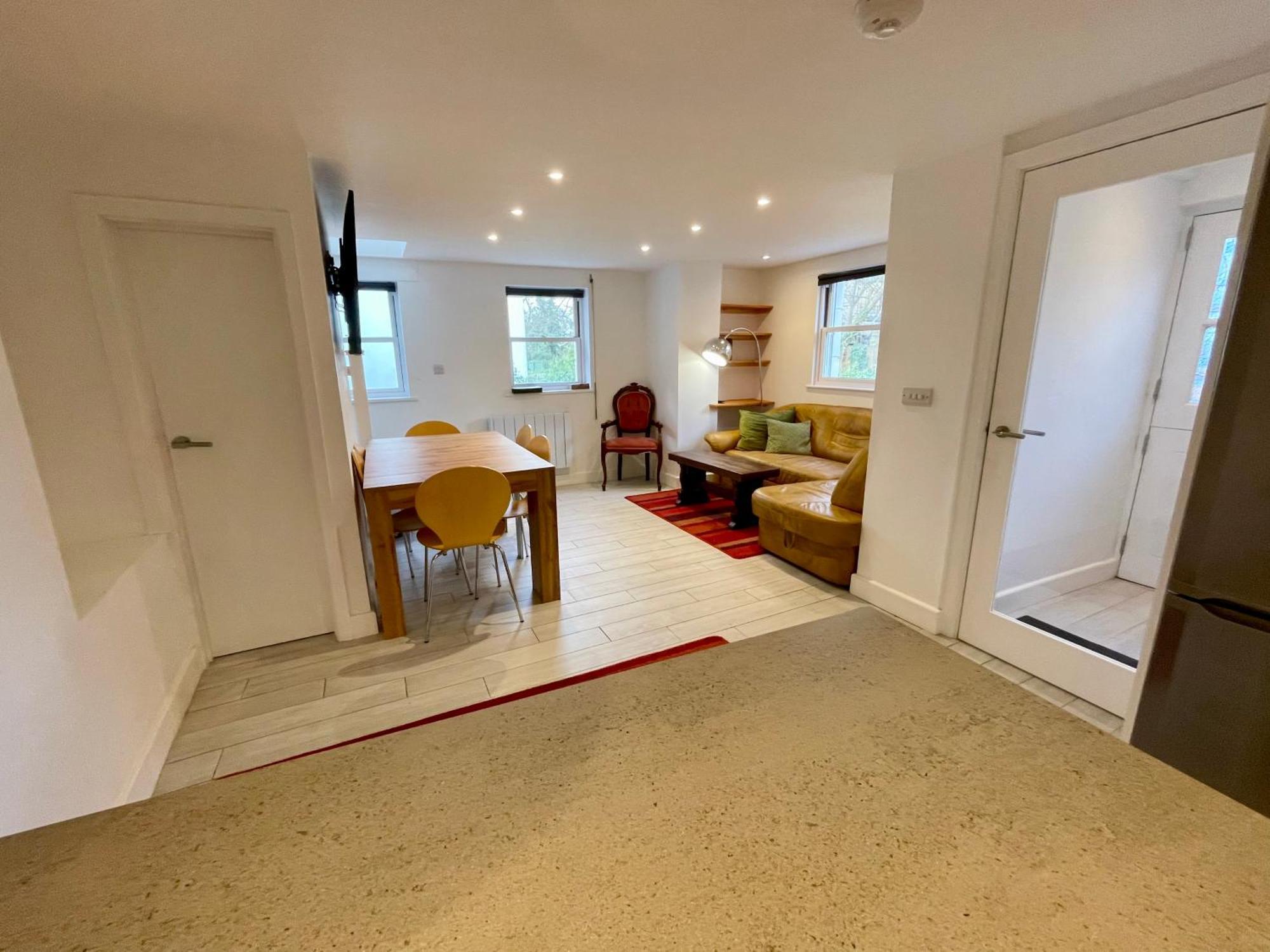 Vernon Place Town Centre, Vernon Cottage 3-Bed With Parking, 1A Vernon Court 2-Bed With Parking, 1B Studio No Parking, Off The High Street Next To Sandford Park Cheltenham Bagian luar foto