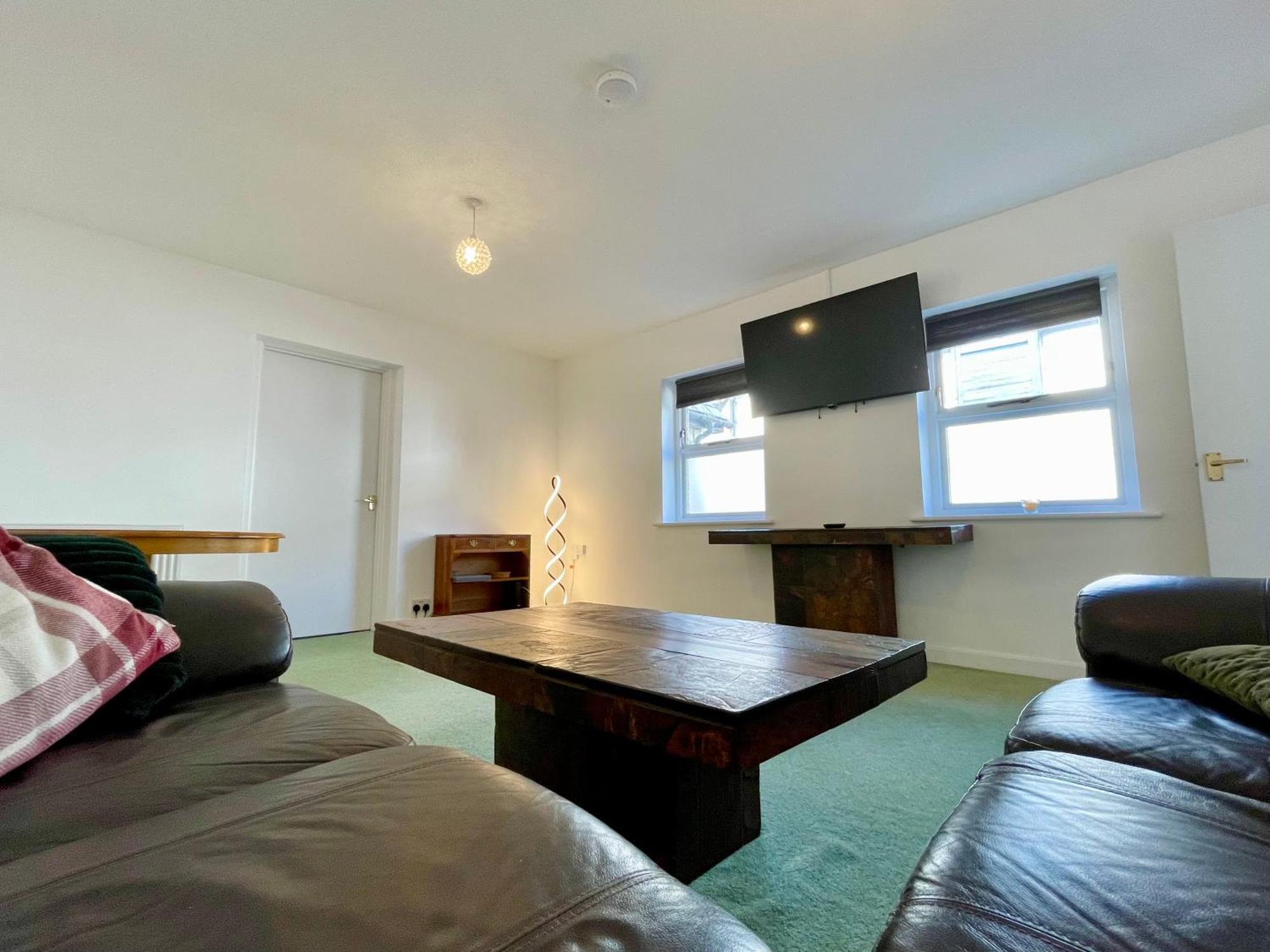 Vernon Place Town Centre, Vernon Cottage 3-Bed With Parking, 1A Vernon Court 2-Bed With Parking, 1B Studio No Parking, Off The High Street Next To Sandford Park Cheltenham Bagian luar foto